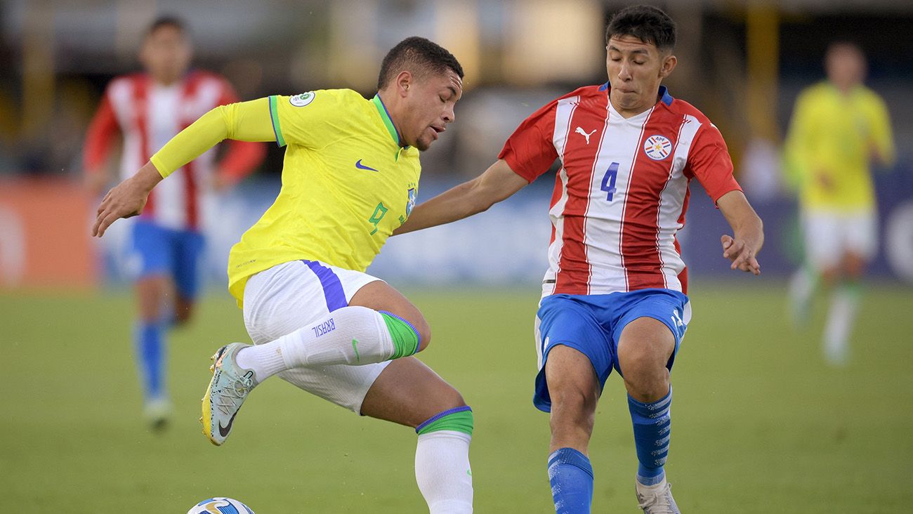 Vitor Roque in a match with the Brazilian Under-20