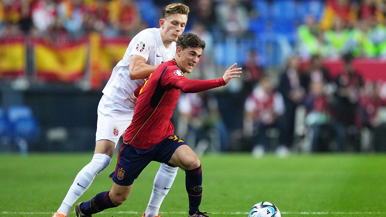 Gavi disputes a ball during Spain-Norway (3-0)