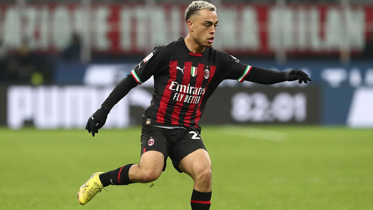 Sergiño Dest in a match with AC Milan