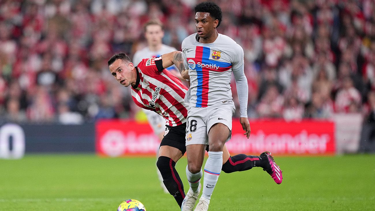 Alejandro Balde en un partido con el FC Barcelona