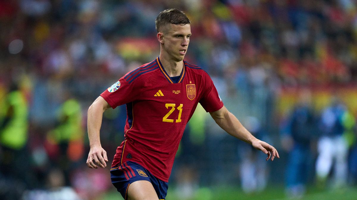 Dani Olmo en un partido con España