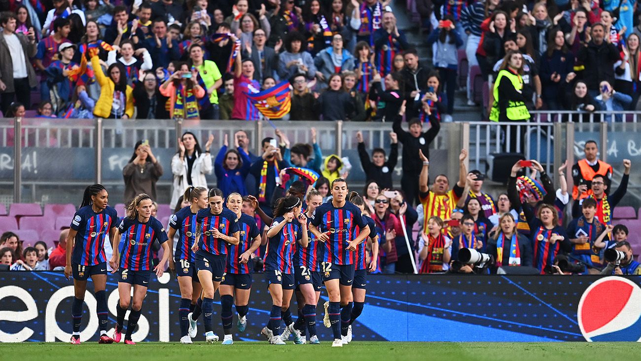 FC Barcelona Femeni players celebrate with the fans of the Spotify Camp Nou