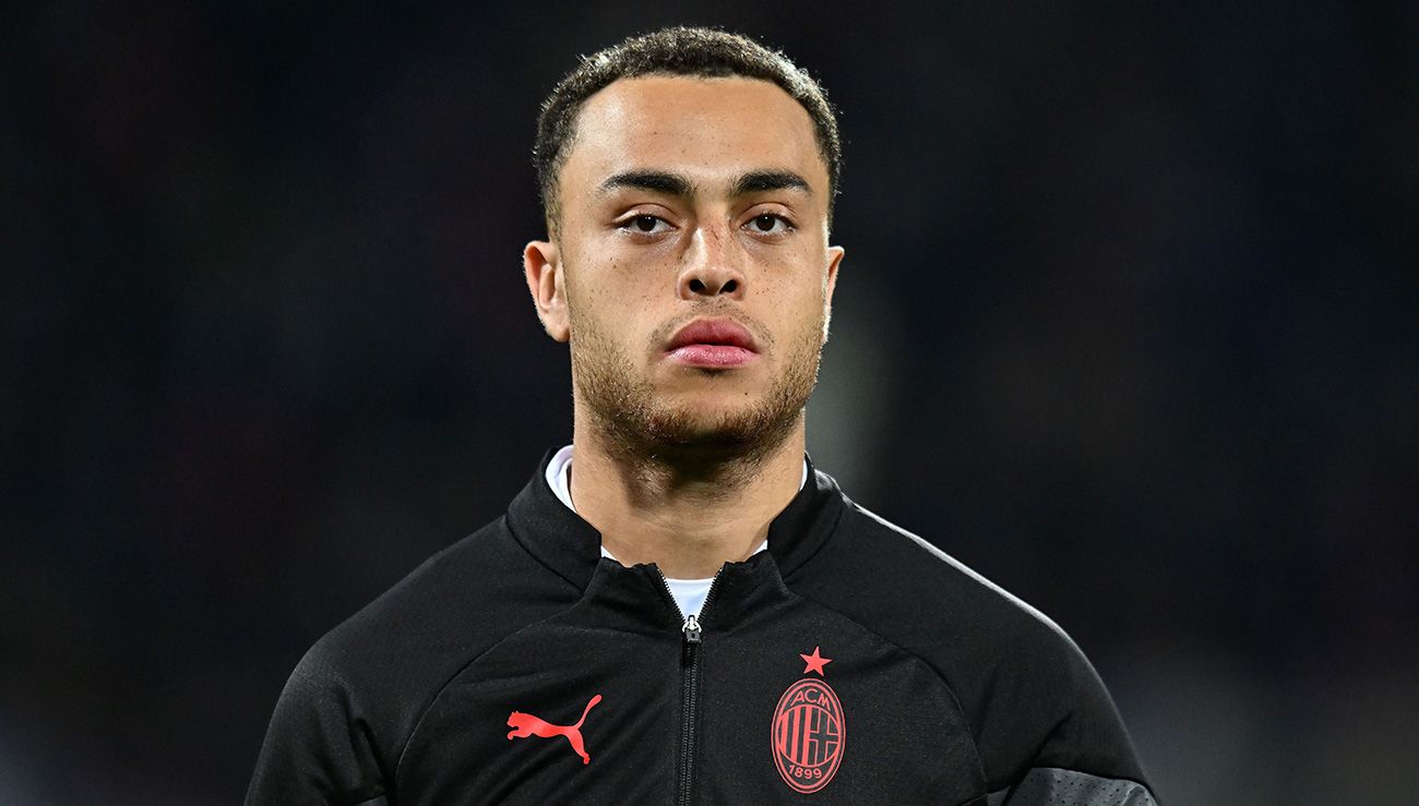 Sergiño Dest antes de un partido con el AC Milan