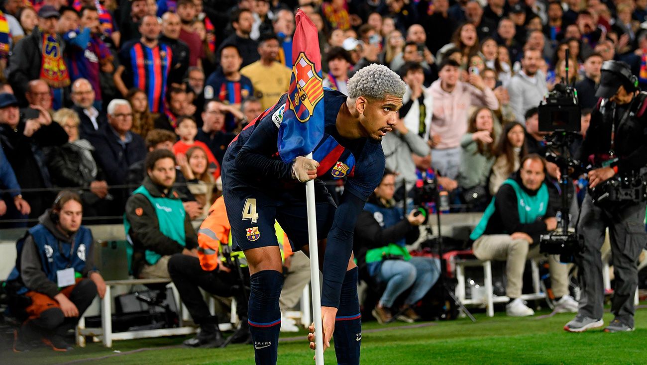 Ronald Araújo durante un partido con el Barça