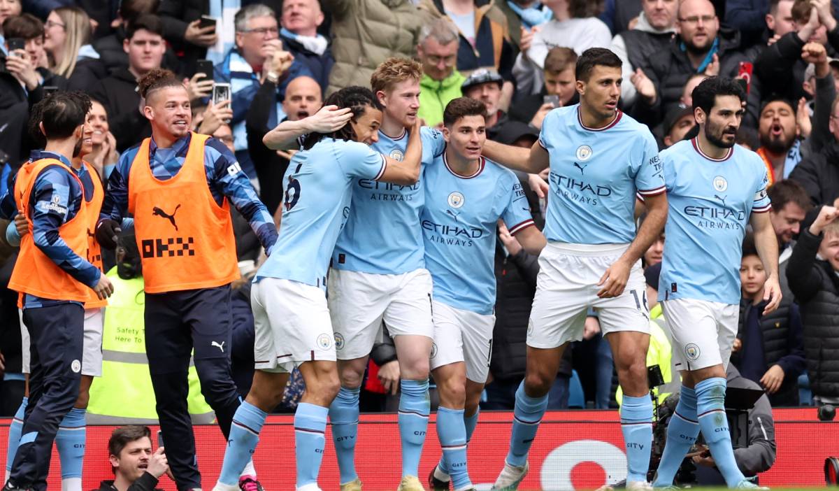 El City festeja tras marcarle al Liverpool