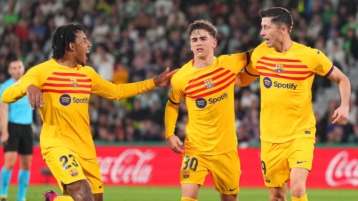 Koundé, Gavi y Lewandowski celebran un gol en LaLiga