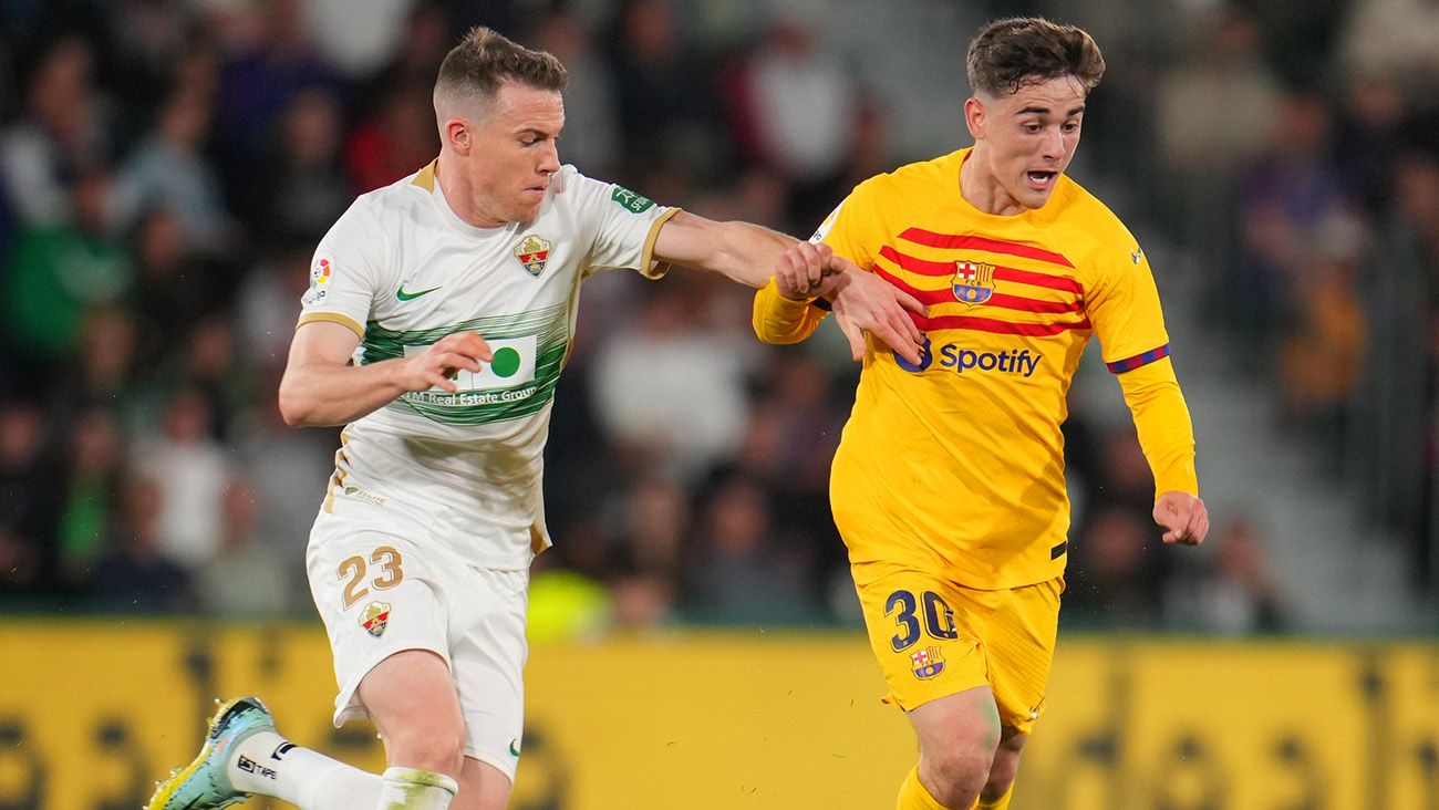 Gavi disputing a ball in the match against Elche