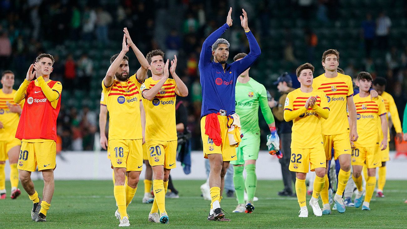 Jugadores del FC Barcelona saludan a la afición tras el triunfo ante el Elche