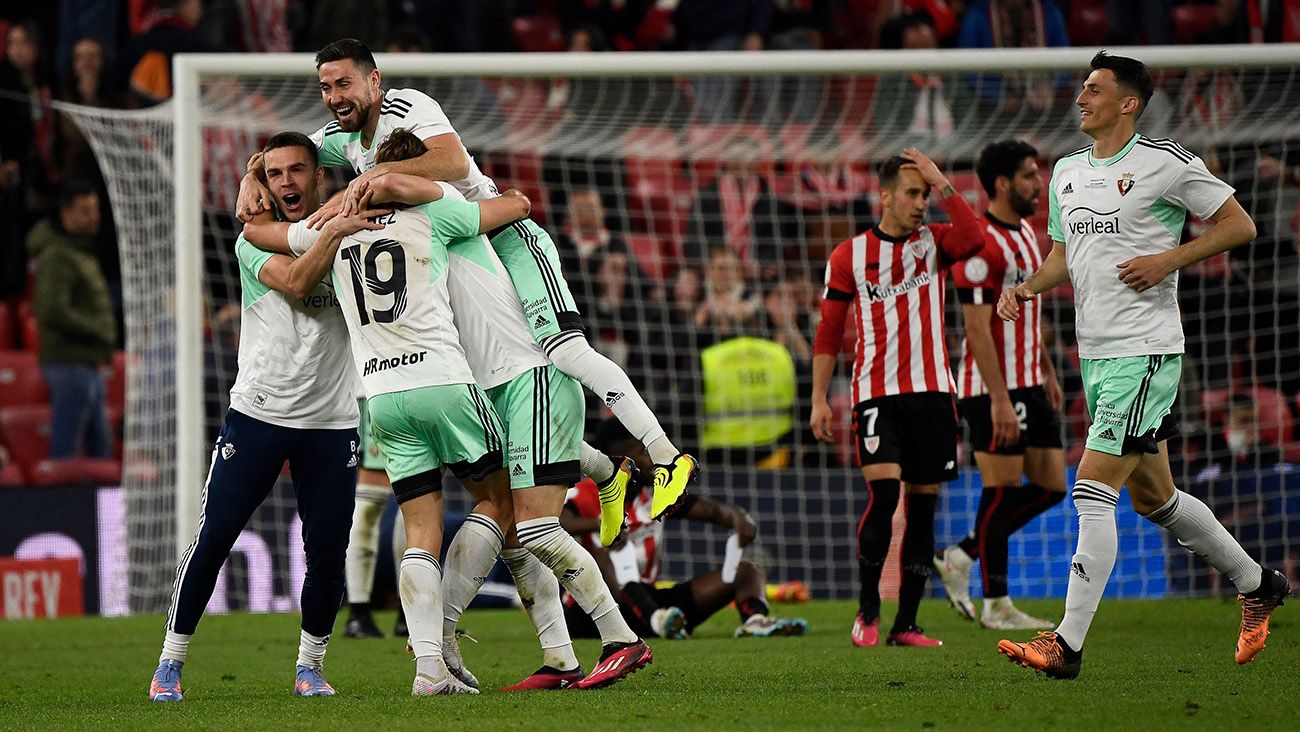 Osasuna players celebrate with Pablo Ibáñez, scorer of the goal against Bilbao (1-1)
