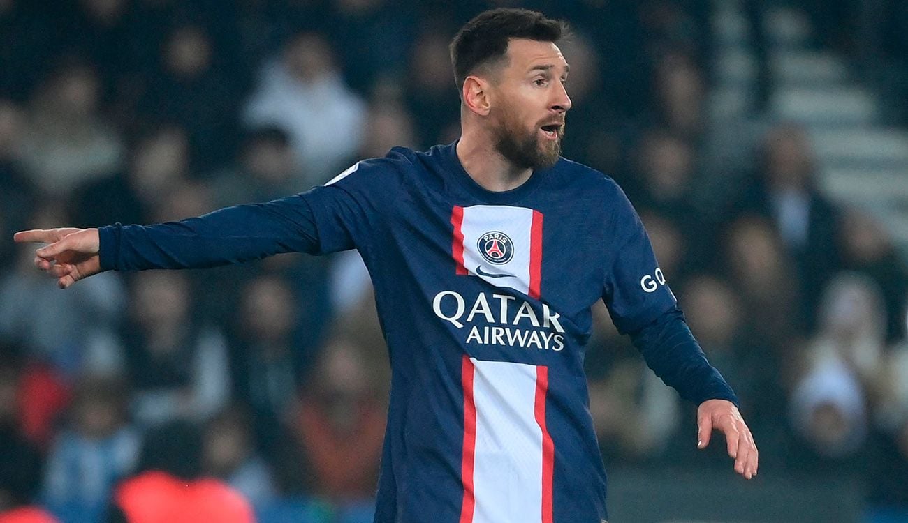 Messi reclamando una falta frente al Lyon