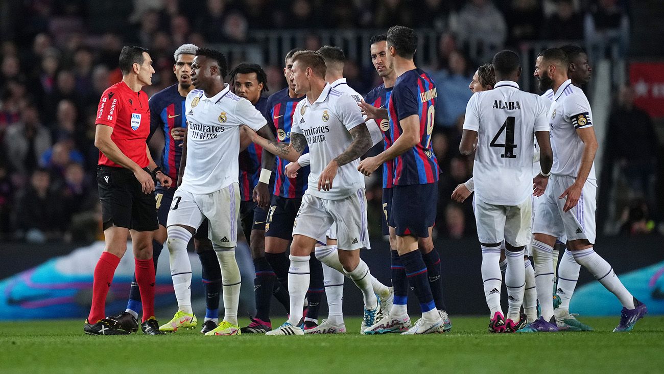 FC Barcelona players protest one of Martínez Munuera's decisions