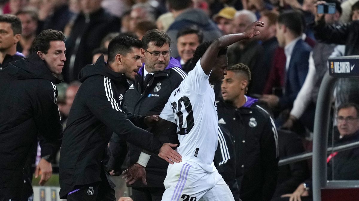 Vinicius Jr, molesto a su salida del Camp Nou