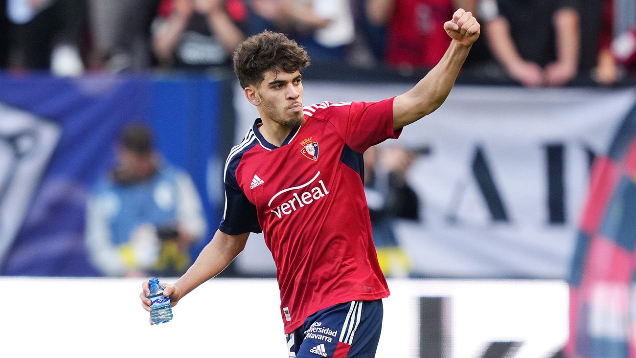 Abde Ezzalzouli celebrates one of his goals at Osasuna-Elche (2-1)