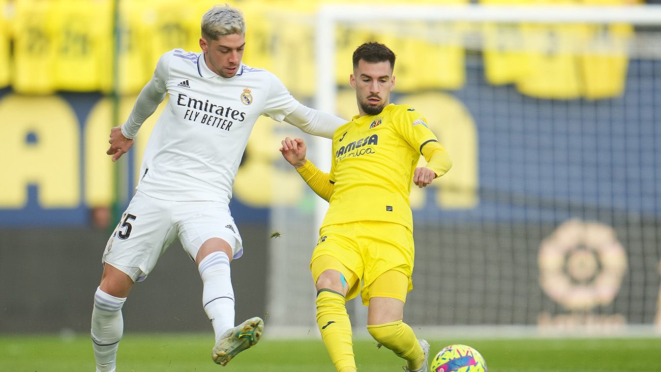 Fede Valverde and Álex Baena during a League match