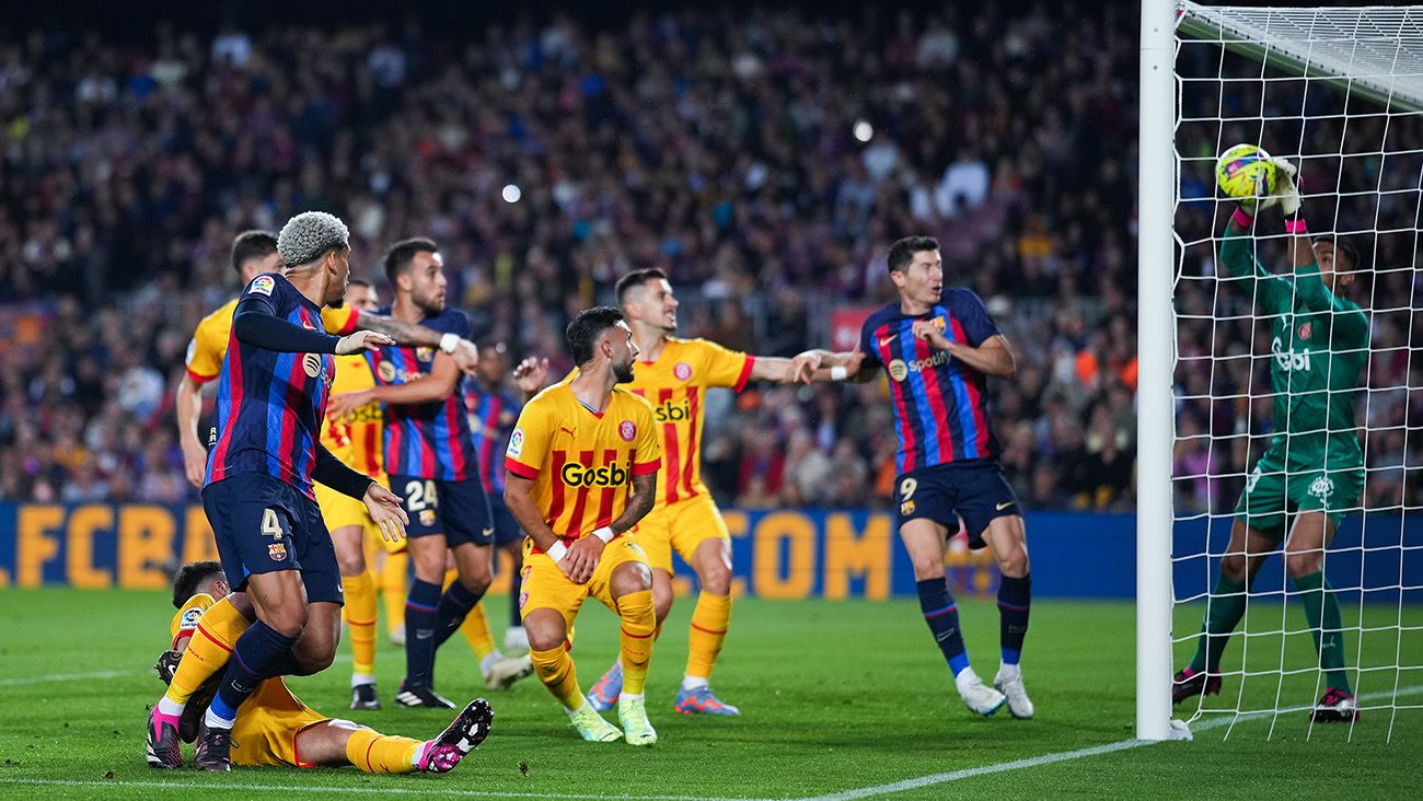 La jugada del 'gol fantasma' de Ronald Araújo en el Barça-Girona (0-0)