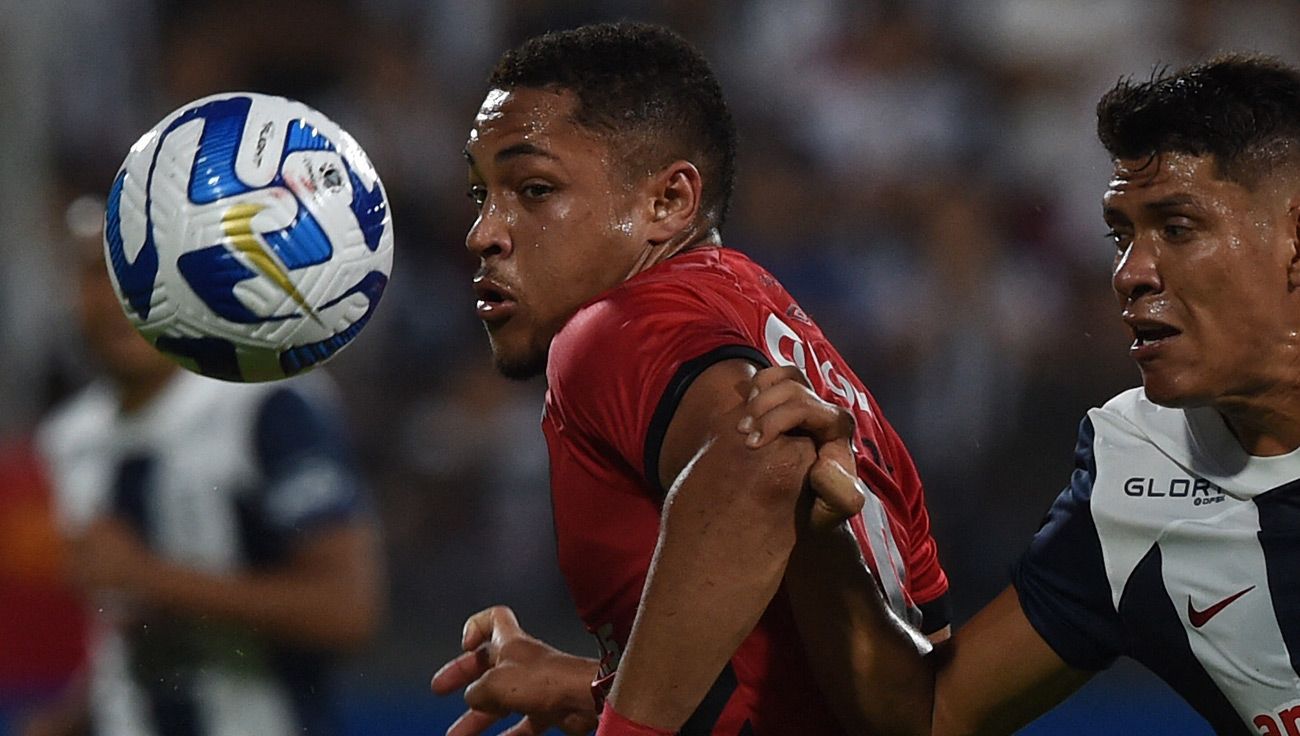 Vitor Roque durante un partido de la Copa Libertadores