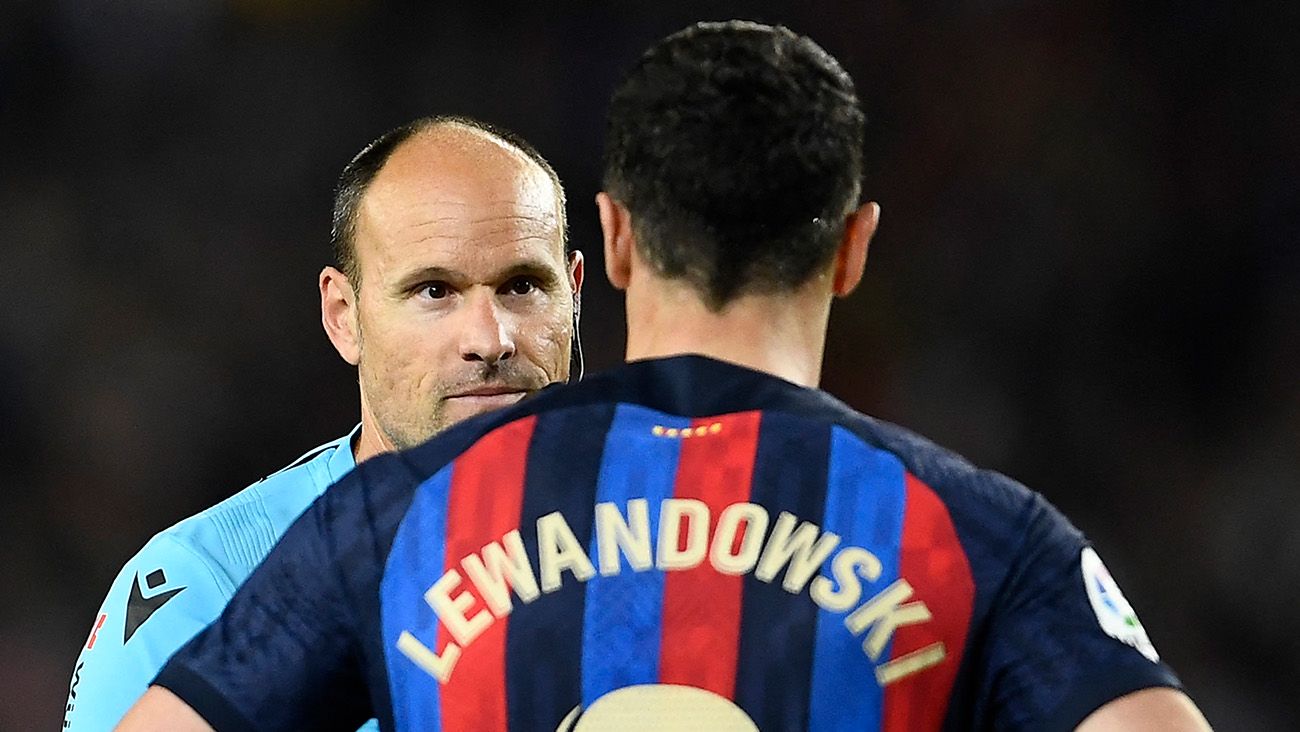 Mateu Lahoz and Robert Lewandowski during Barça-Girona