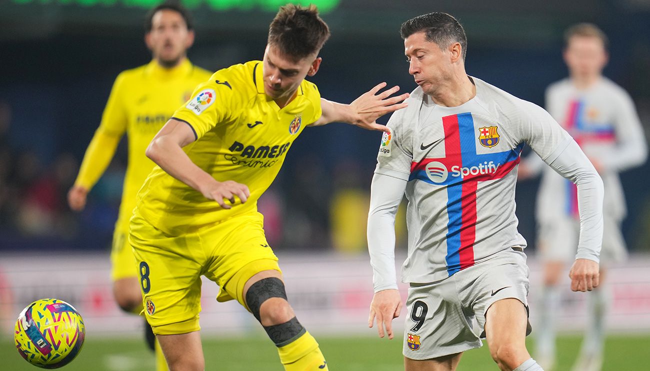 Foyth in front of Robert Lewandowski in the Villareal-Barça