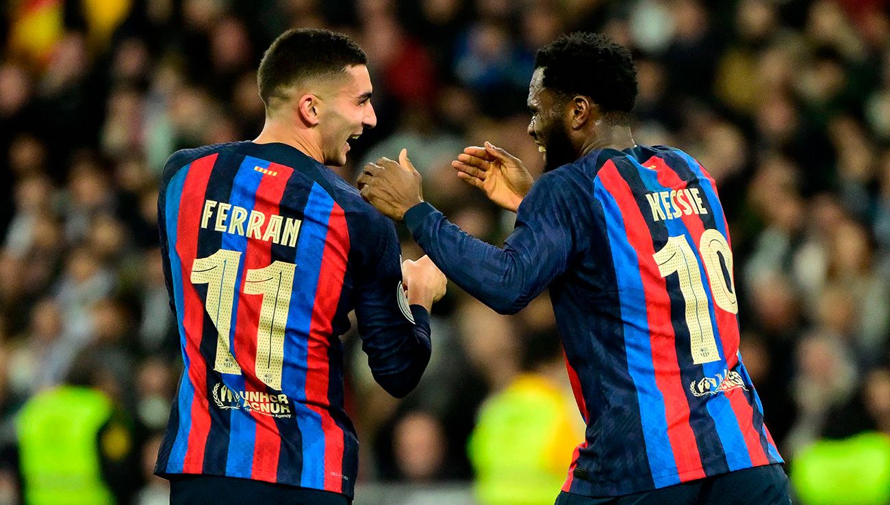 Ferran Torres y Kessié celebrando un gol