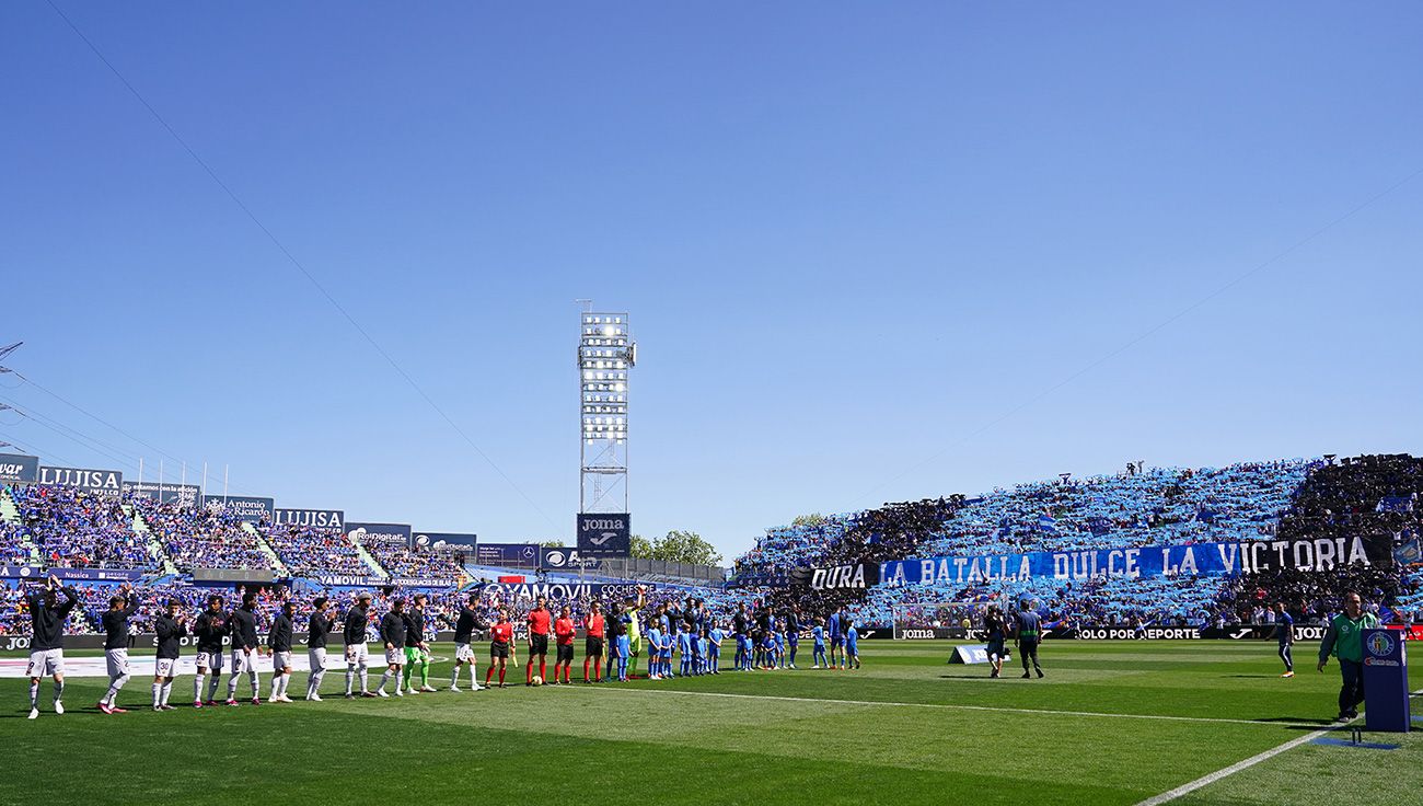 jugadores del Barça y Getafe antes de un partido