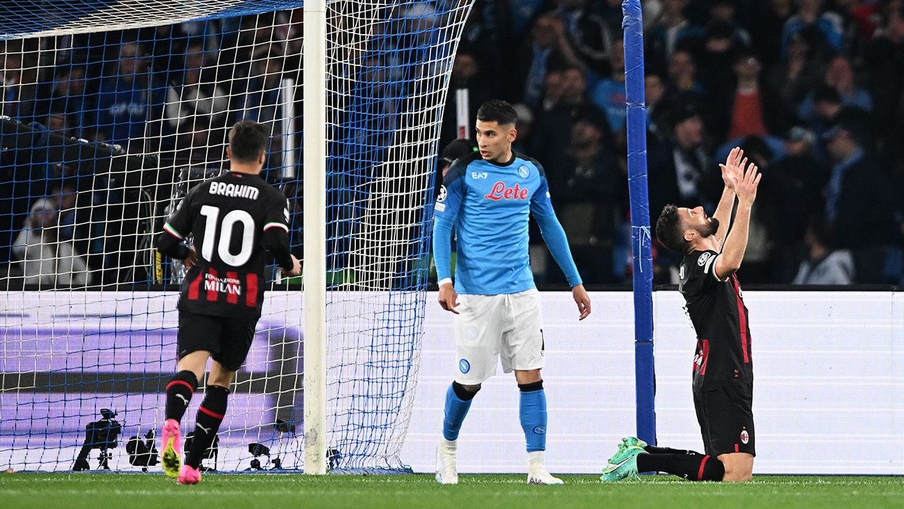 Olivier Giroud festeja de rodillas su gol ante el Napoli (0-1)