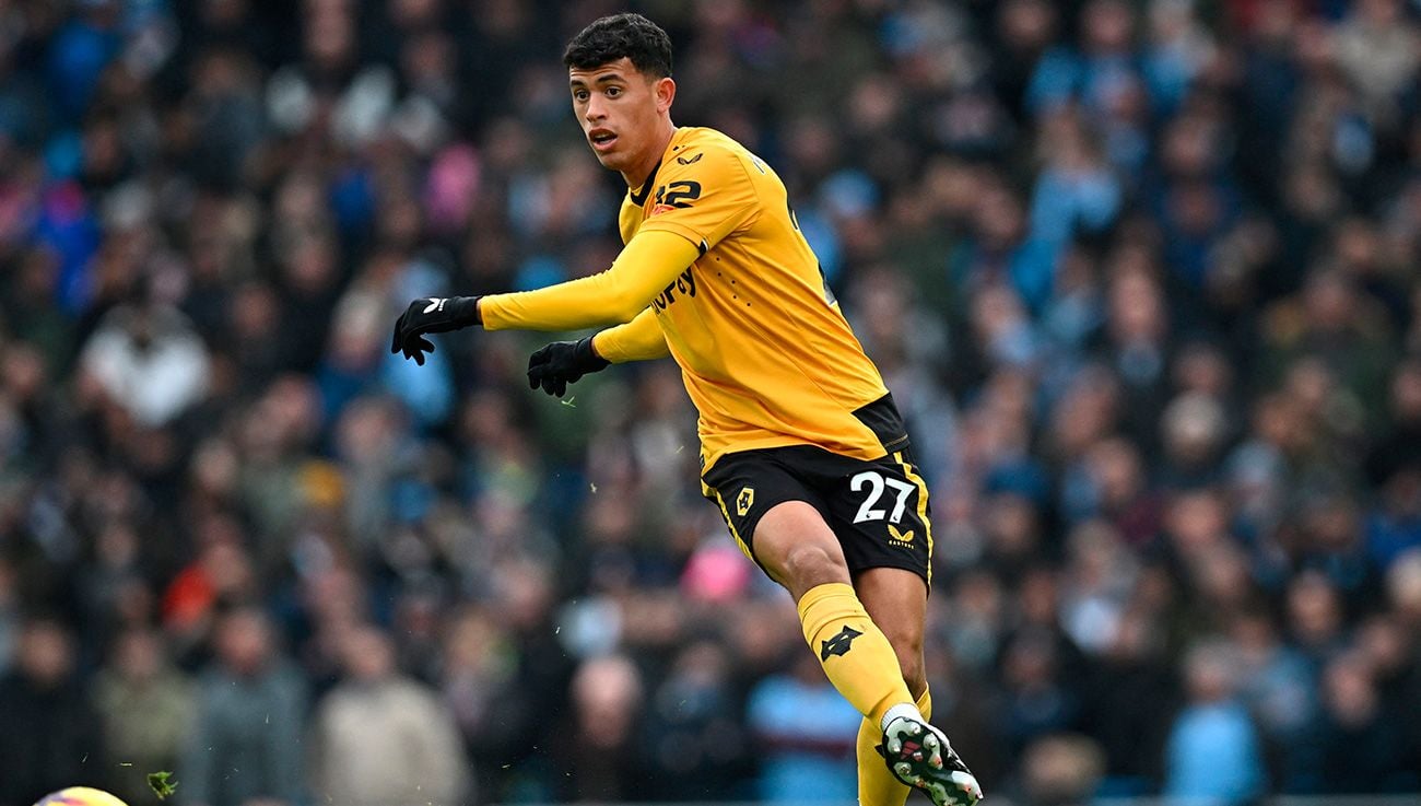 Matheus Nunes durante un partido con los Wolves