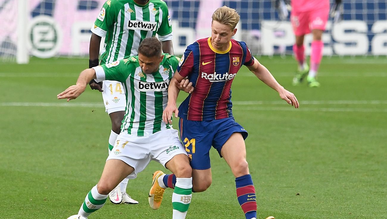 Frenkie de Jong y Joaquín durante un Barça-Betis