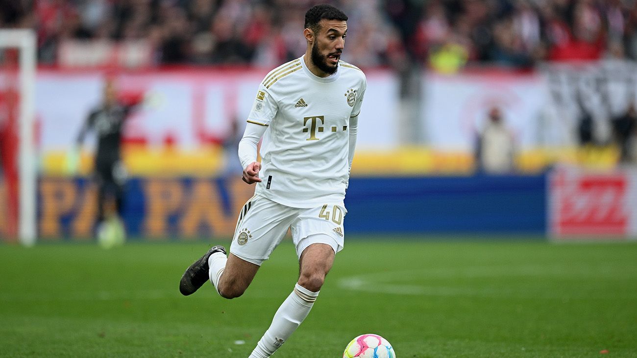 Noussair Mazraoui in a match with Bayern Munich