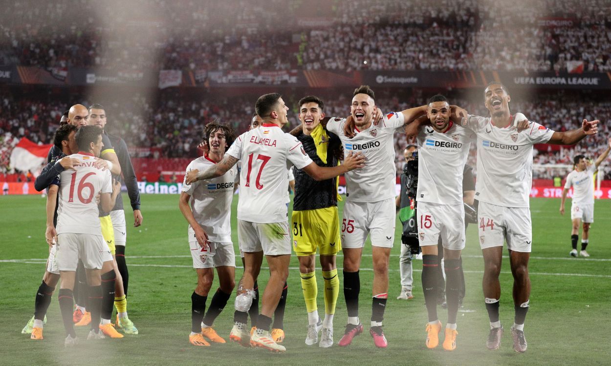 Los jugadores del Sevilla celebran el pase a las semifinales de la Europa League