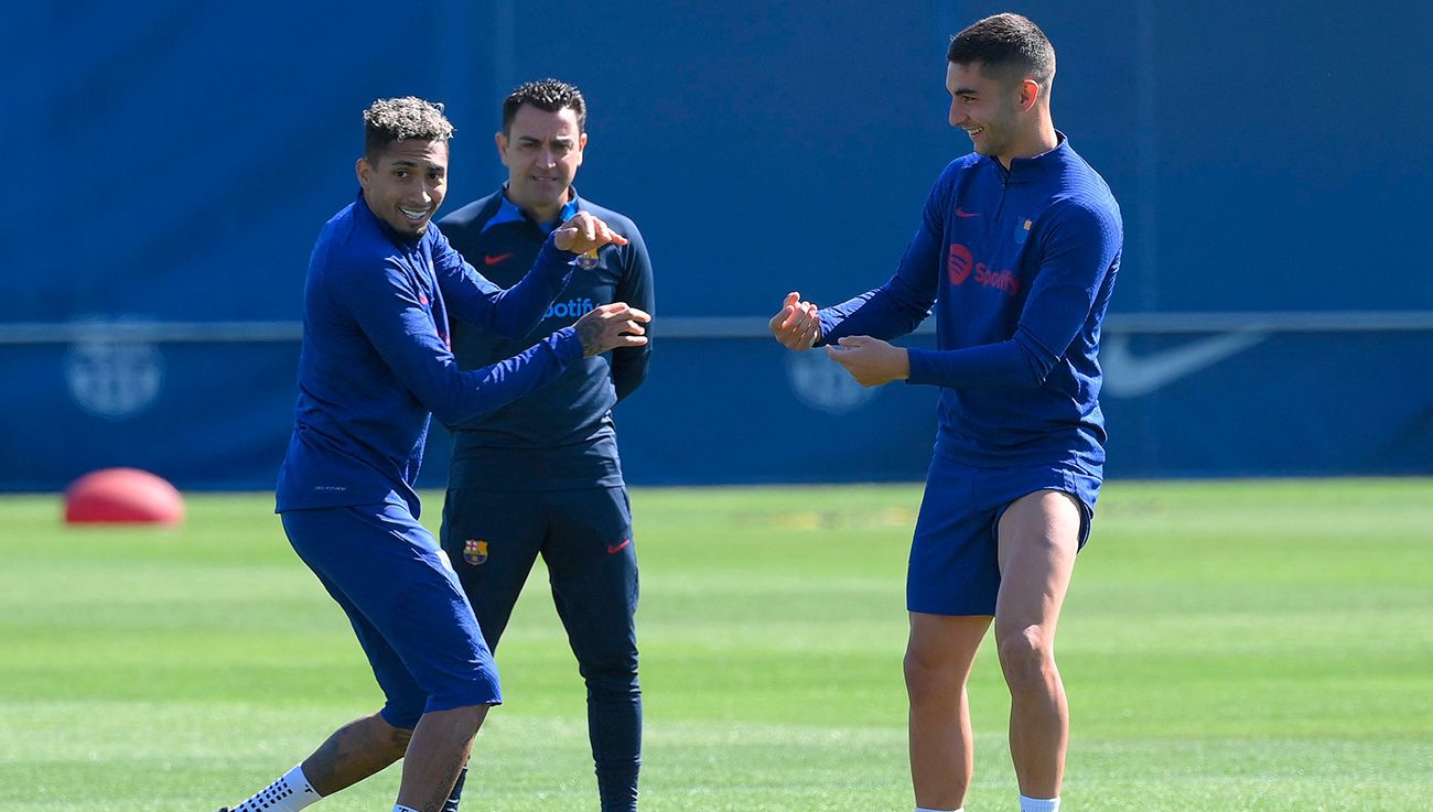 Raphinha, Xavi y Ferran durante un entrenamiento