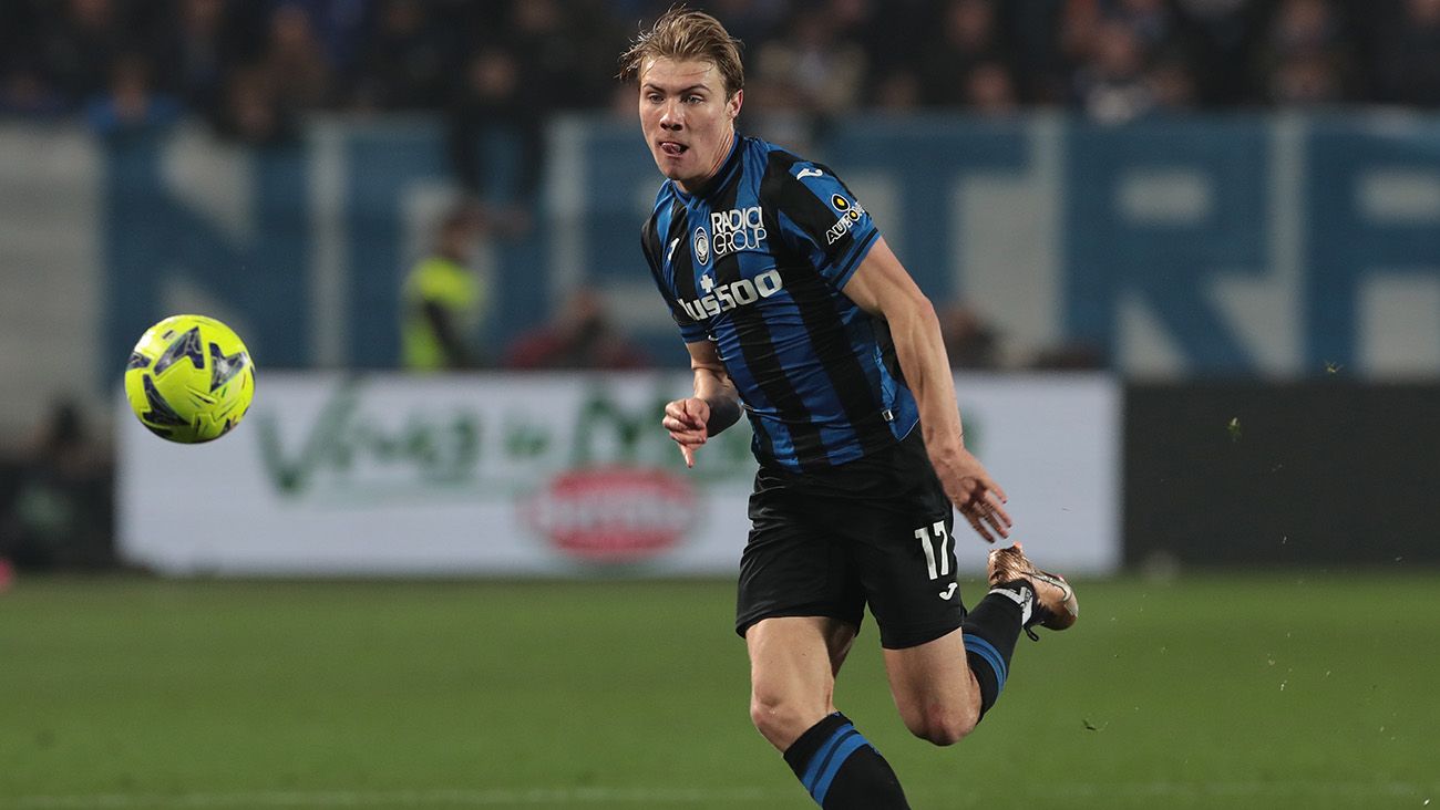 Rasmus Hojlund en un partido con el Atalanta