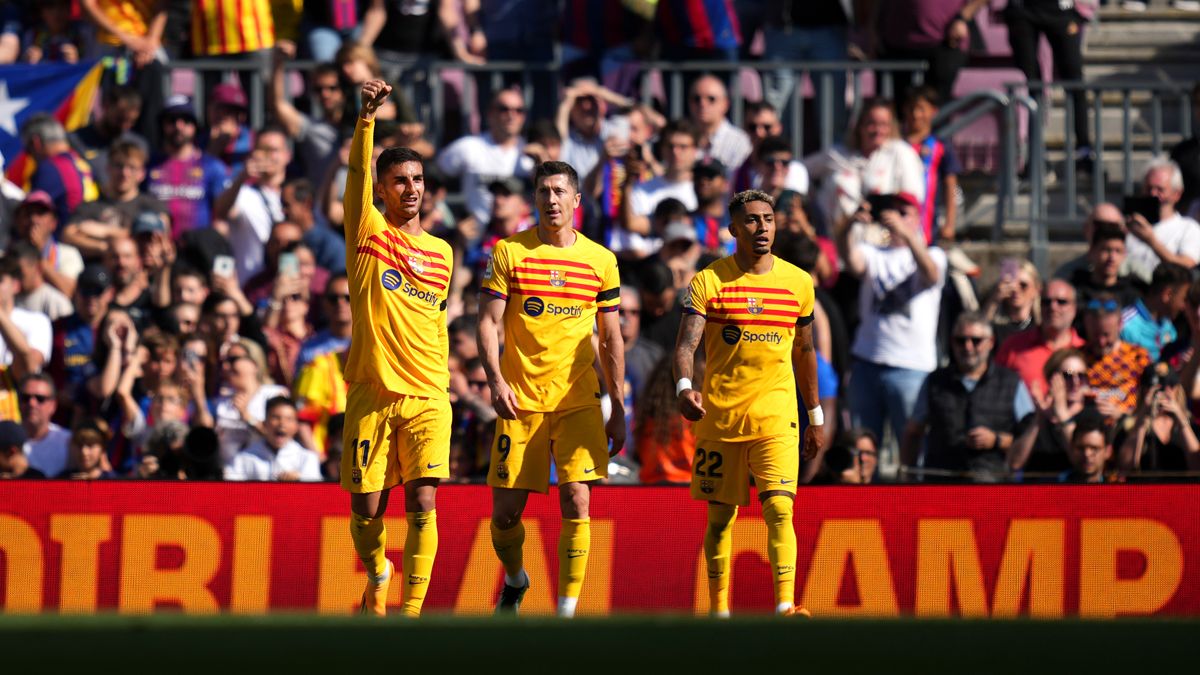 Ferran Torres, Robert Lewandowski y Raphinha celebran un gol del Barça