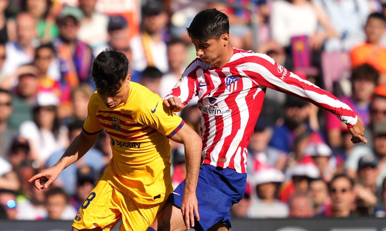 Pedri González en la pugna por un balón con Alvaro Morata
