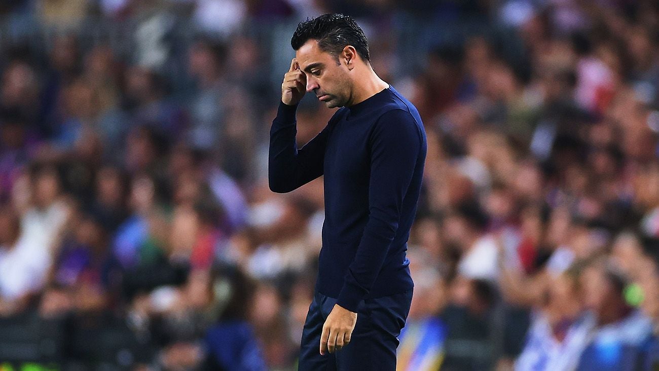 Xavi Hernández, preocupado durante un partido del Barça
