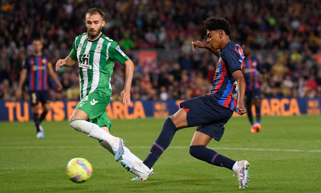 Lamine Yamal y Pezzella en el FC Barcelona vs Real Betis de LaLiga