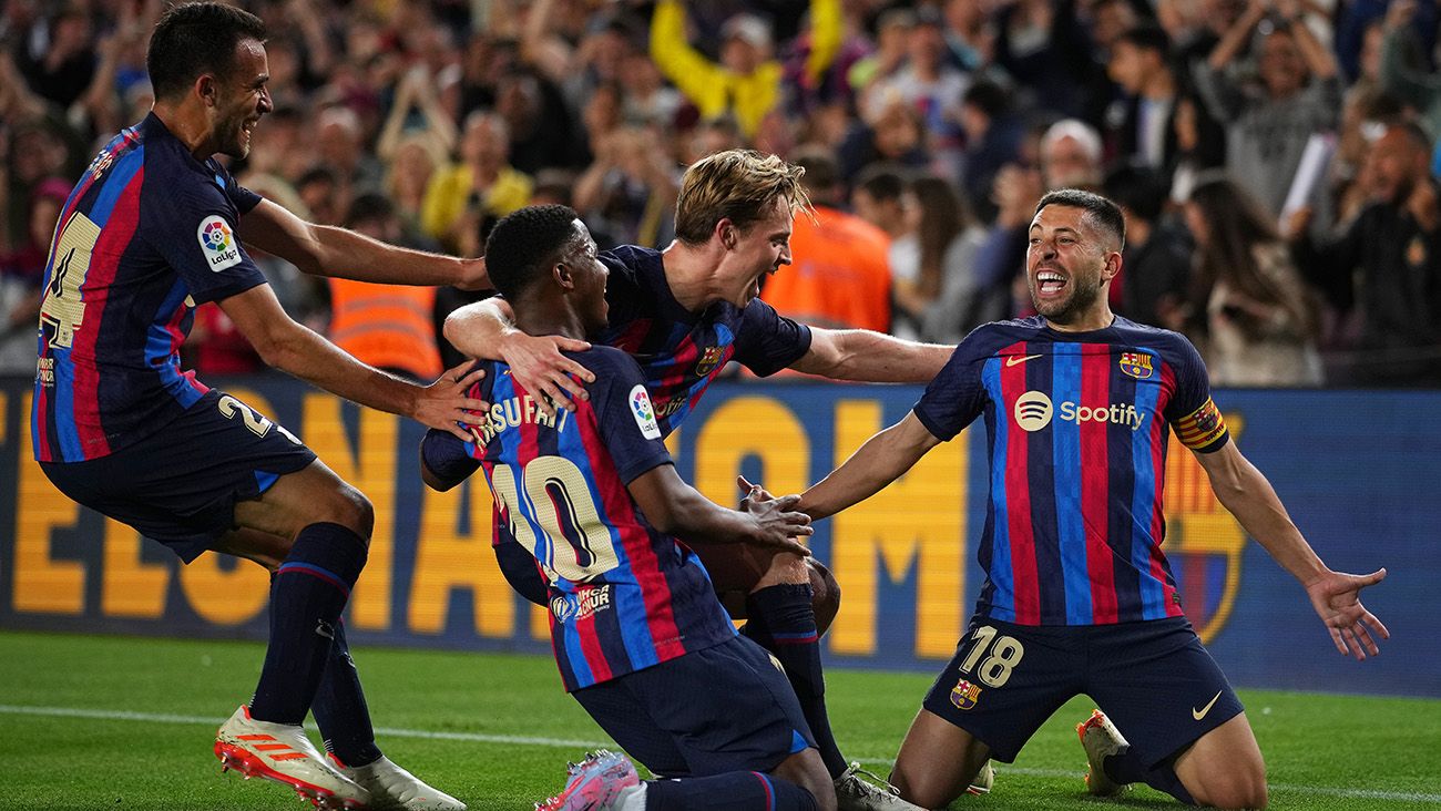 Jordi Alba festeja con sus compañeros el gol del triunfo ante el Osasuna (1-0)