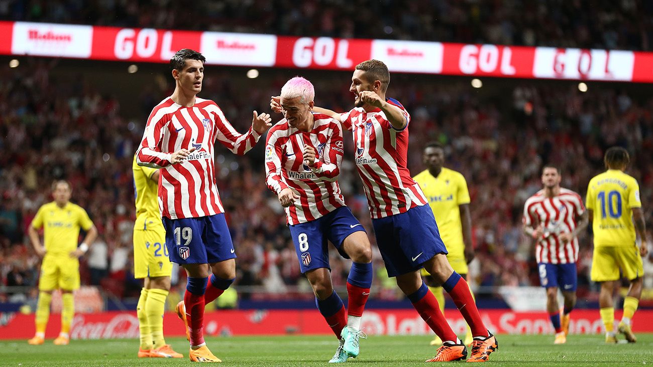 Antoine Griezmann festeja junto a sus compañeros uno de sus goles al Cádiz (5-1)