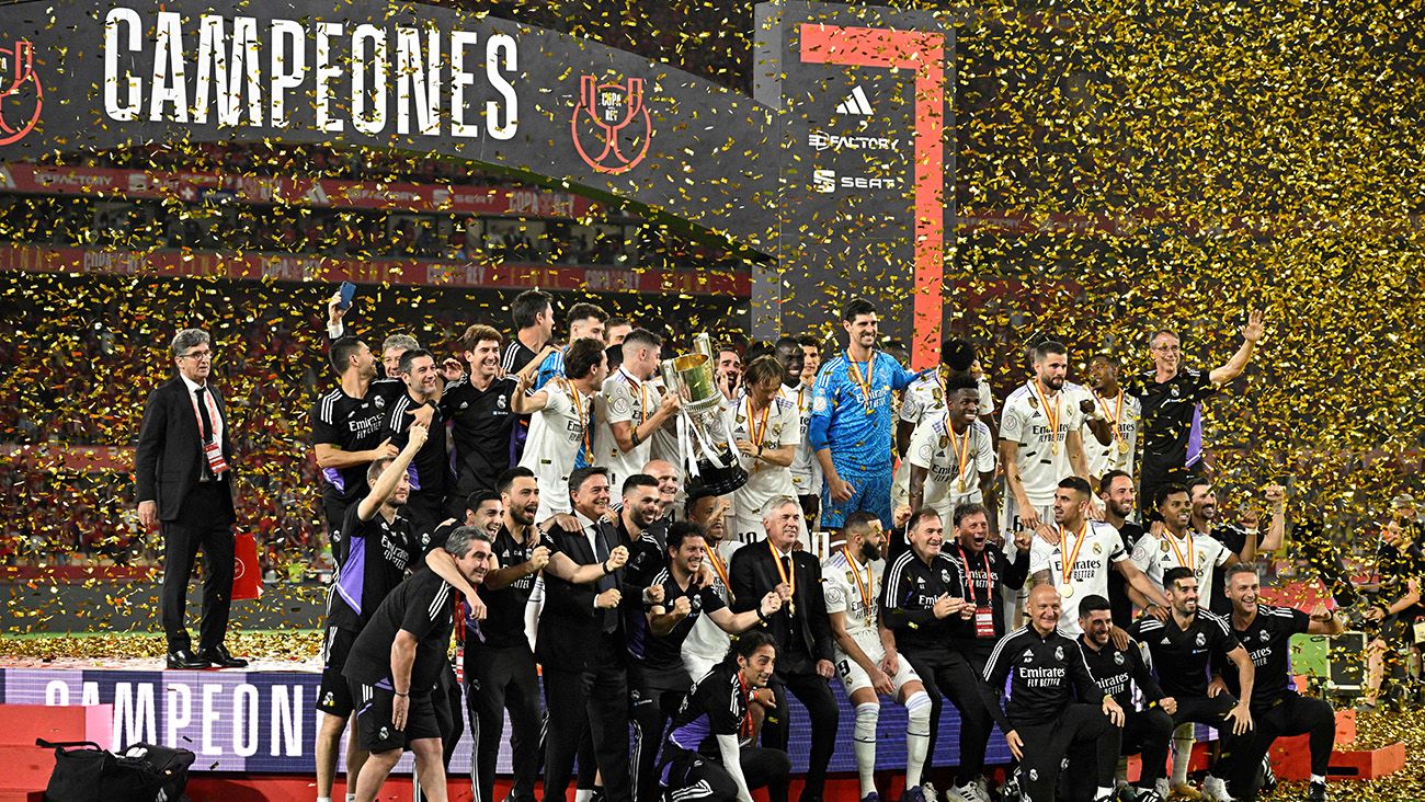 The squad and coaching staff of Real Madrid celebrating winning the Copa del Rey