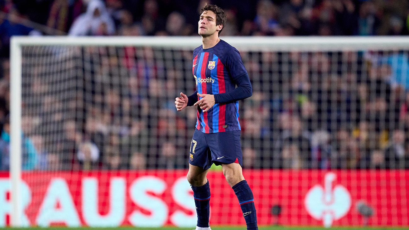 Marcos Alonso in a match with FC Barcelona