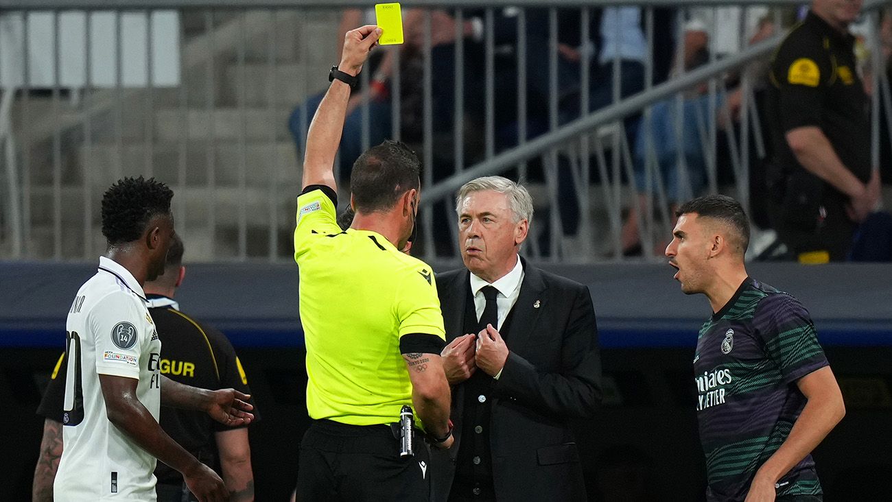 El árbitro Artur Dias amonesta a Carlo Ancelotti durante el Madrid-City (1-1)