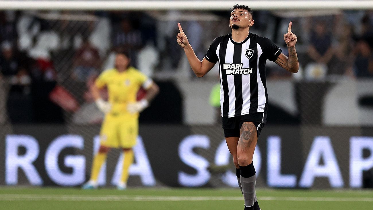 Tiquinho Soares festejando un gol con el Botafogo