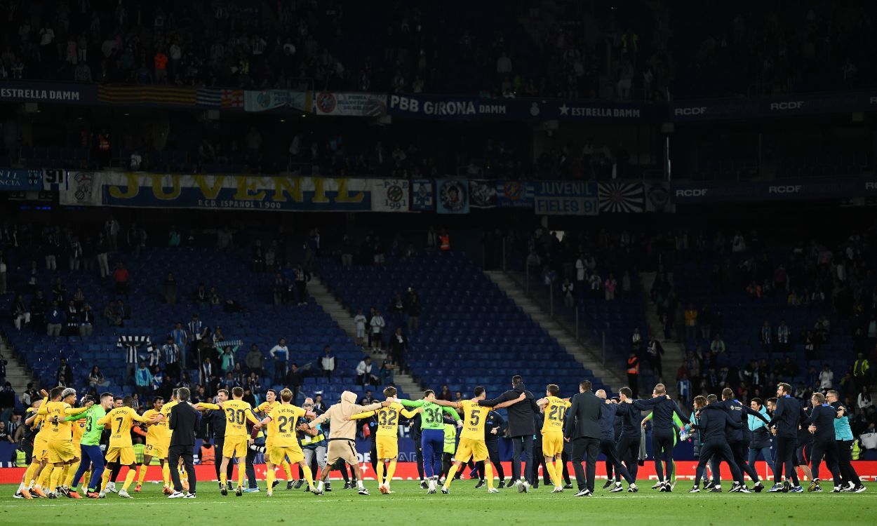 Los futbolistas del FC Barcelona celebran en el RCDE Stadium