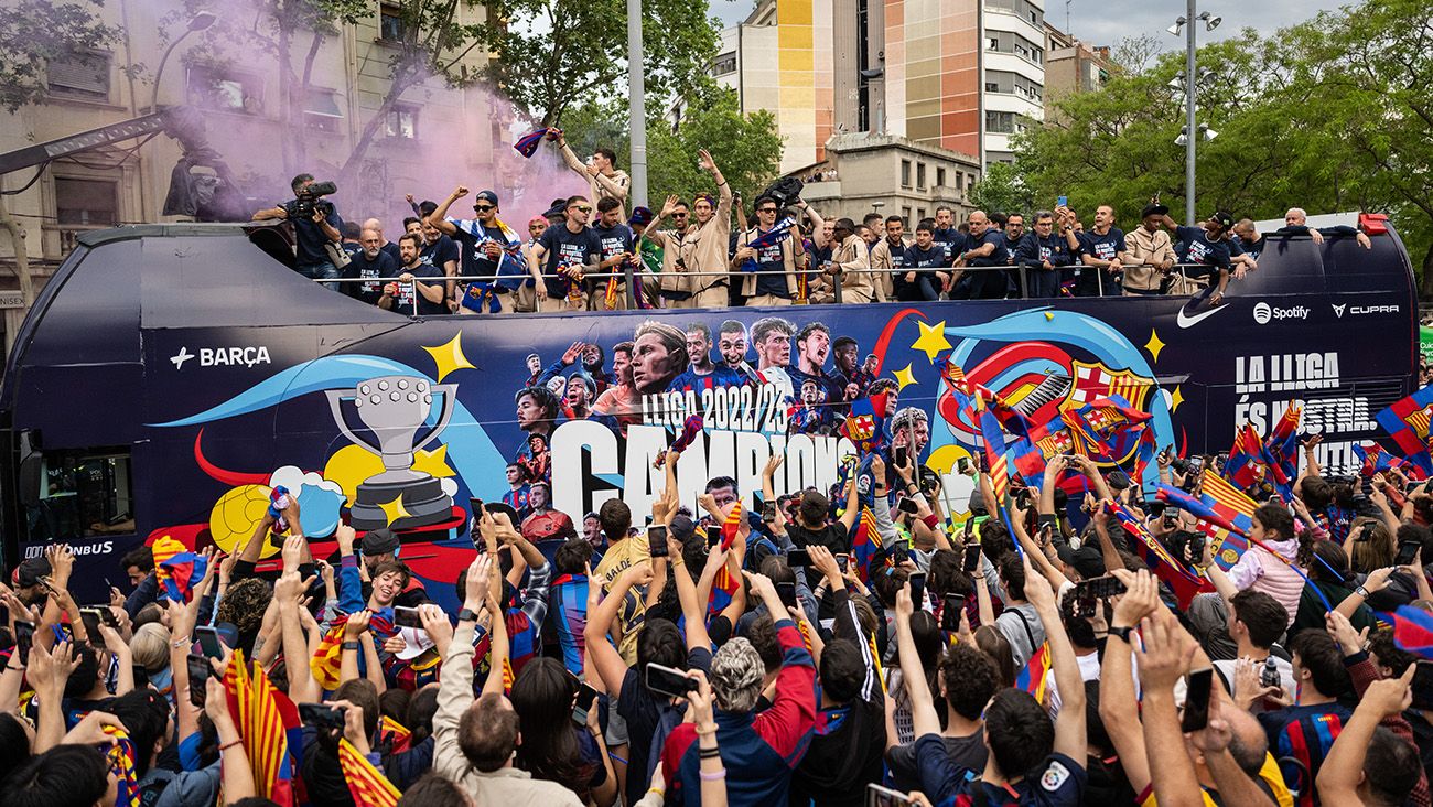 Jugadores del FC Barcelona saludan a la afición durante los festejos por el título liguero