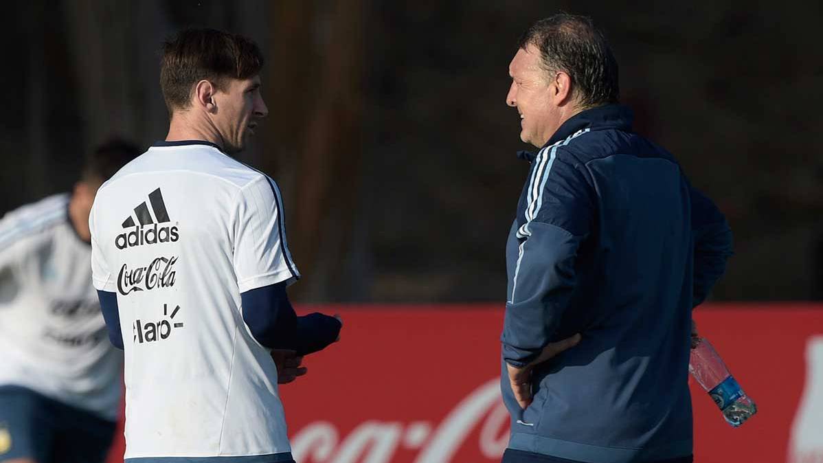 Leo Messi and Gerardo Martino in a training of Argentina
