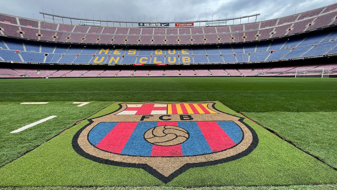 El escudo del Barça en el Camp Nou