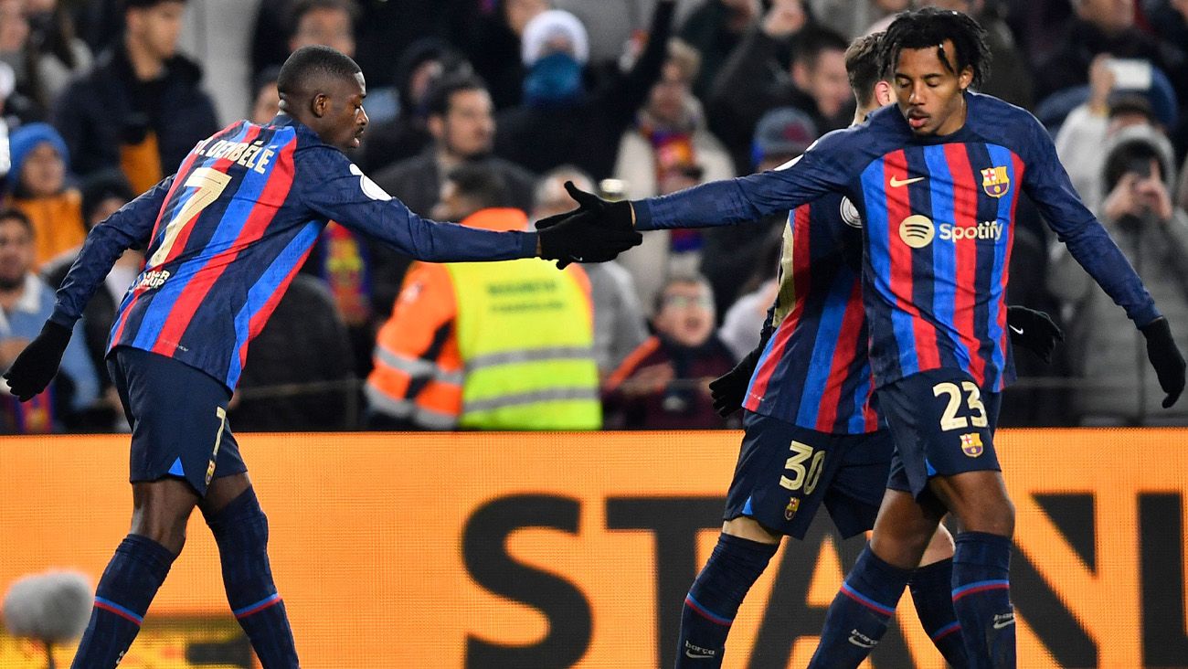 Jules Koundé and Ousmane Dembélé celebrating a goal with Barça