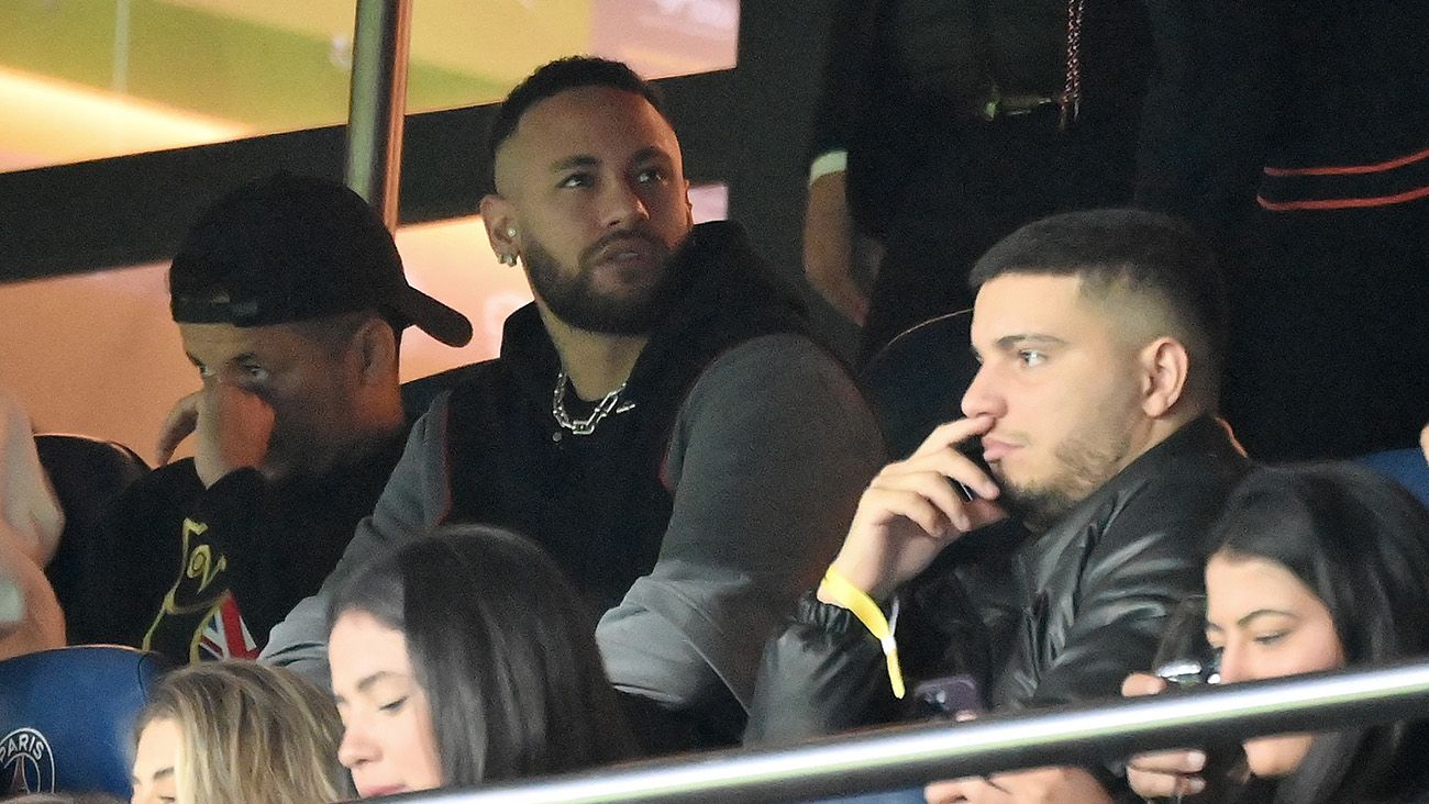 Neymar Jr. in his box at the Parc des Princes