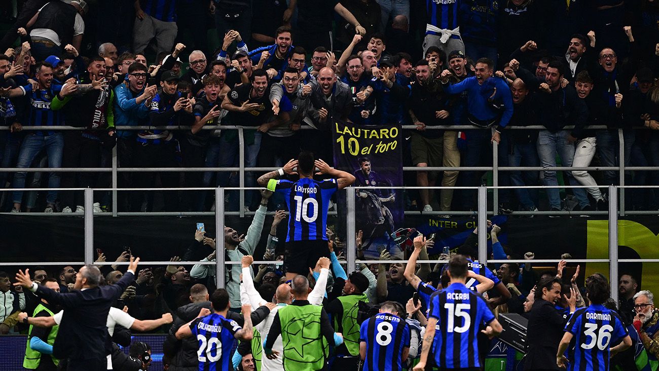 Lautaro Martínez celebrates with the fans his goal against AC Milan (1-0)