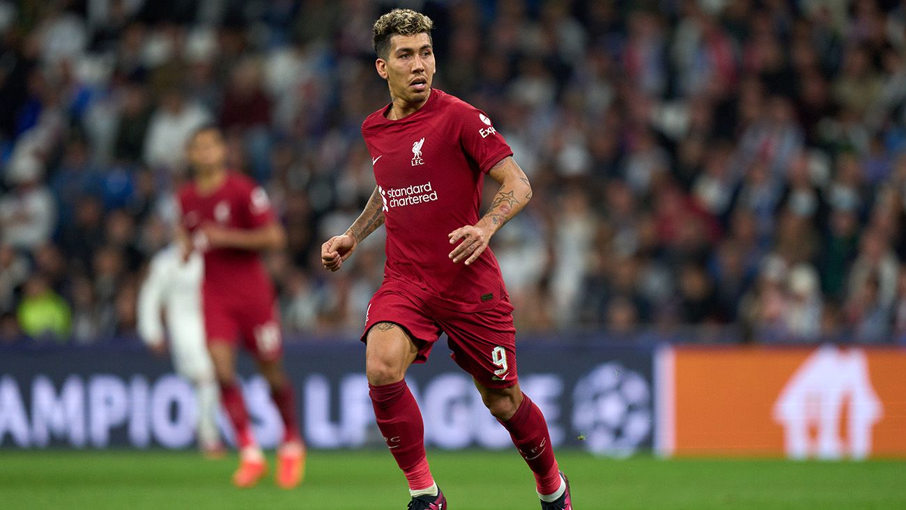 Roberto Firmino en un partido con el Liverpool