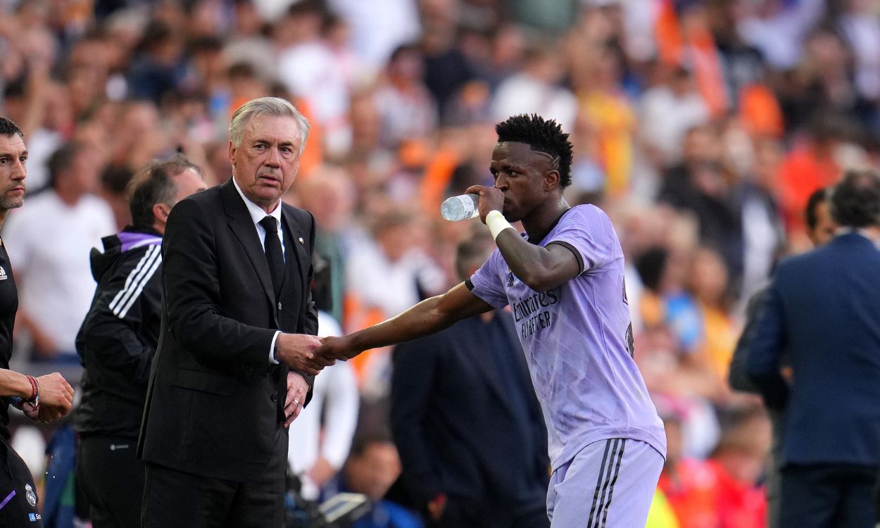 Carlo Ancelotti y Vinicius Jr en Mestalla